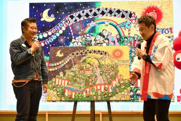写真：健康遊具の使い方を教えてもらう様子
