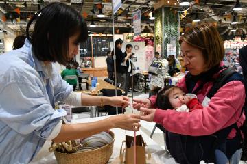 写真：米粉のお菓子詰め合わせをラッピングする女性