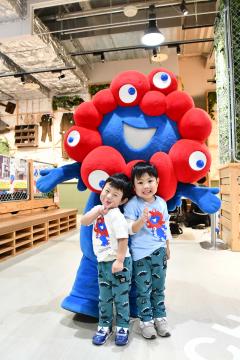 写真：ミャクミャクとのツーショット