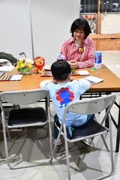 写真：ぬりえのワークショップを楽しむ男の子