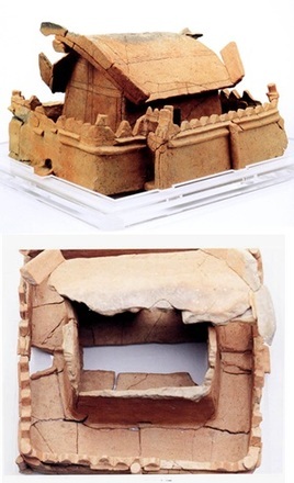 写真：水の祭祀場を表した埴輪(左：全景　右：俯瞰）