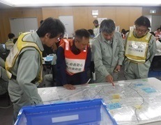 地図を確認する様子