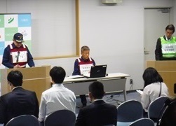 模擬記者会見の写真