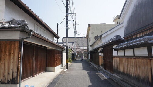 写真:久宝寺寺内町の顕証寺大屋根を望む