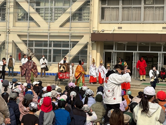 鬼追い式のようす