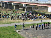写真：開会時の集合の様子