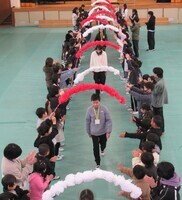 アーチをくぐる6年生