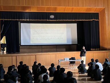 講演中