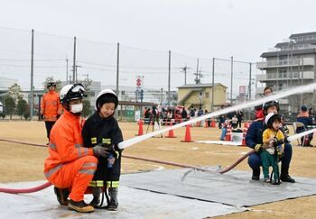 作業場で細かいひげを刈り取る様子