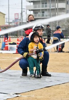 防水体験に参加する子ども2