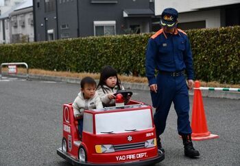 耐震模型で家を組み立てるこども