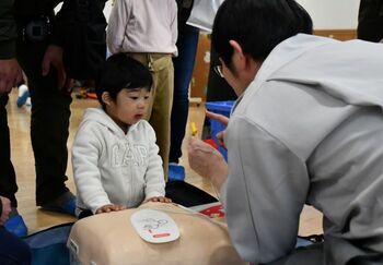 応急手当訓練に臨む子ども