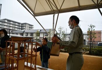 耐震模型で家を組み立てるこども
