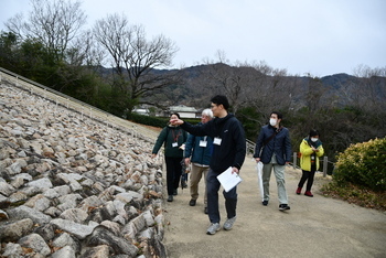 心合寺山古墳を見る参加者