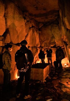 愛宕塚古墳の中を見る参加者