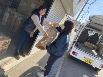 若ごぼうの受け渡しの様子