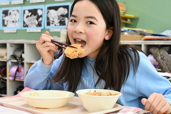 給食を食べる女の子1