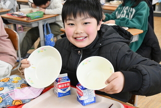 給食を食べる男の子1