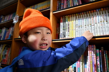 写真：本を選ぶこども