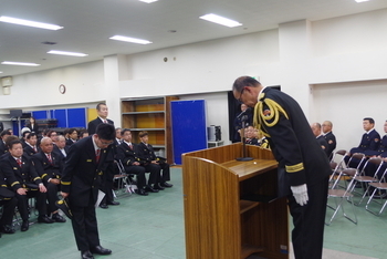 消防団長による副団長の辞令交付