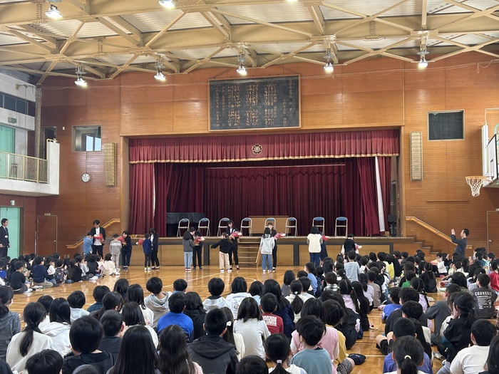 離任した先生に花束を渡す様子