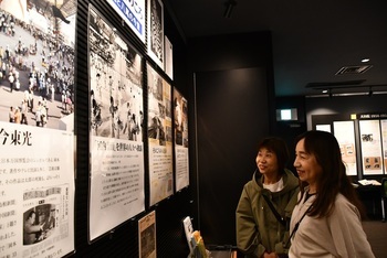写真：展示パネルを見る女性