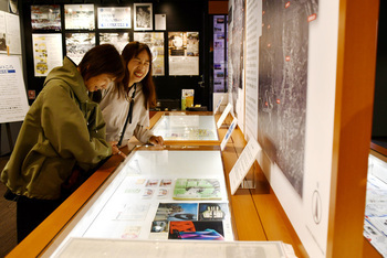 写真：チケットなどの展示物を見る女性