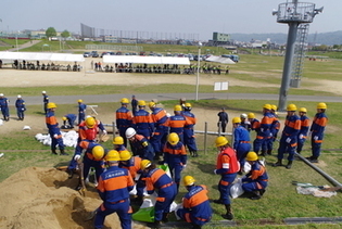 八尾市消防団員が杭打ち積み土のう工法の訓練を開始しました
