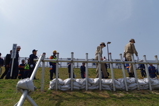 八尾市消防団長が完成した杭打積土のう工法を視察しています