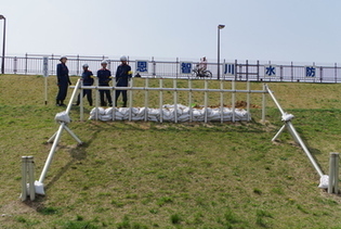 完成した杭打積土のう工法を下から見た写真