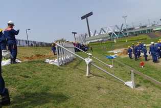 完成した杭打積土のう工法を斜め横から見た写真