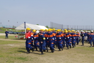 八尾市消防団南西方面隊の小隊が整列して開会式のため整列場所に向かっています