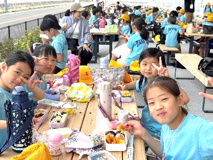 団体休憩所での昼食18