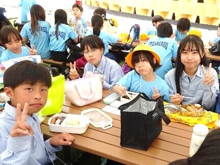 団体休憩所での昼食20