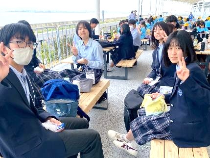 団体休憩所での昼食16