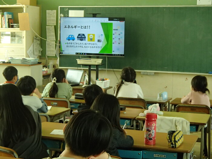 説明を聞いています