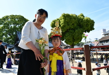 稚児と保護者3