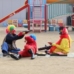 園庭で鬼たちが酒盛り