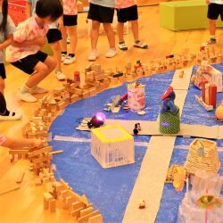 積み木で大屋根リングを作る写真