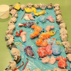 夏祭り魚釣りの写真