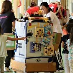 手づくり神輿で練り歩き