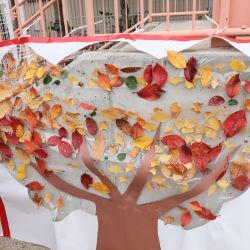 落ち葉を木の形に貼り付けた