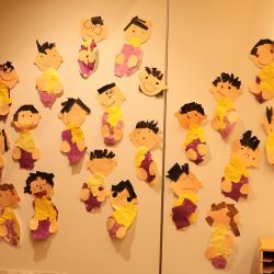 焼き芋を食べる子どもの飾り