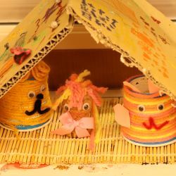 毛糸やコルクで人形作り