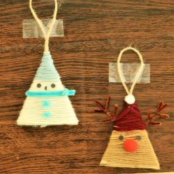 毛糸で作ったサンタとトナカイの飾り