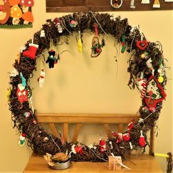 サツマイモのツルで巨大なリース