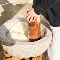 もち米をつぶす