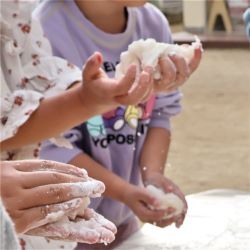 もちを触ってみる