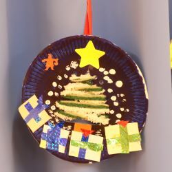 紙皿で作ったリース