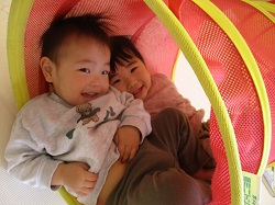 トンネルで遊んでいます